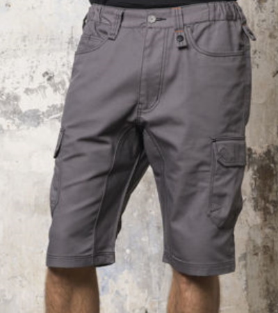 Photo d'un bermuda gris avec de multiples poches
